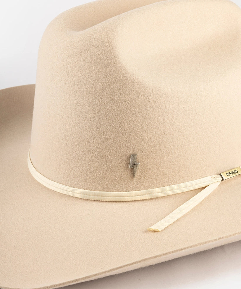 AR, Hat Pins