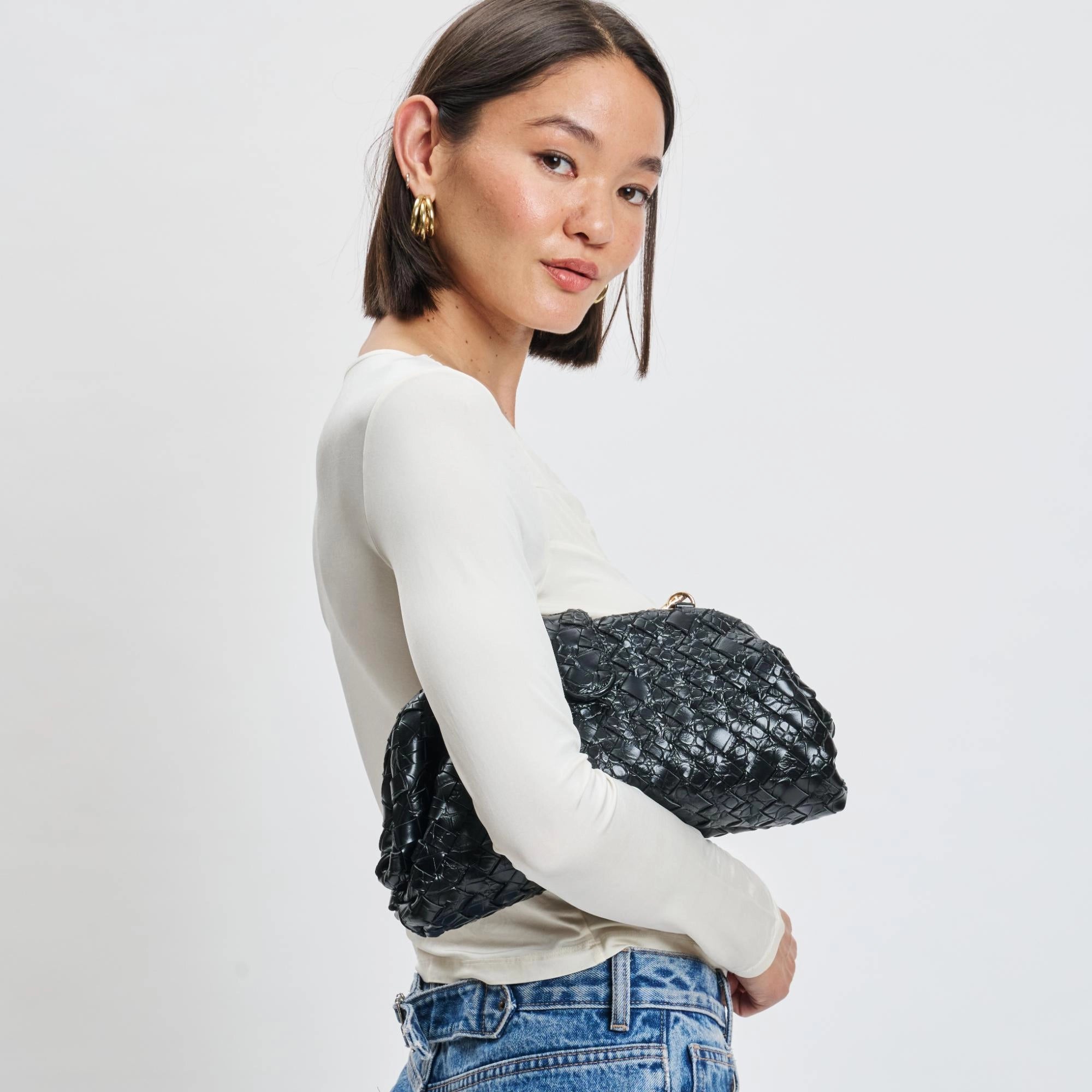 AR, Gigi Clutch